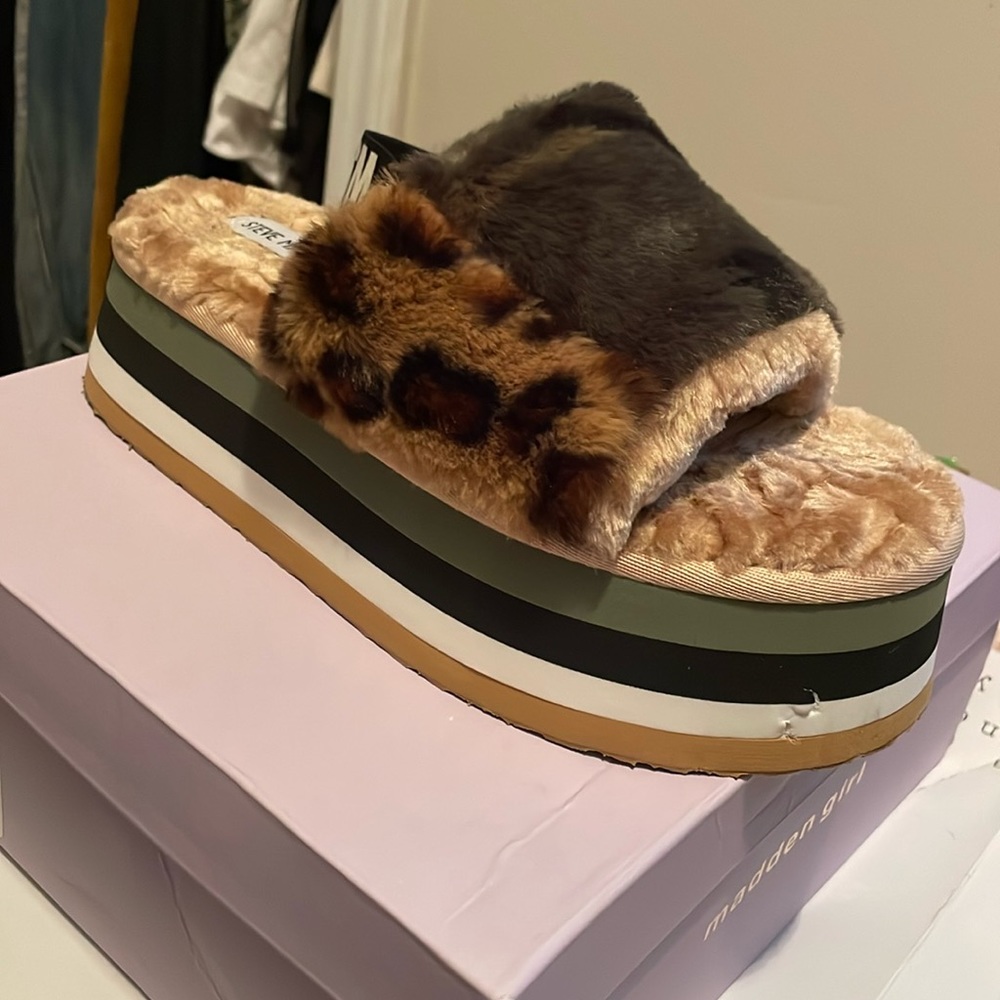 Steve Madden platform Leopard slippers